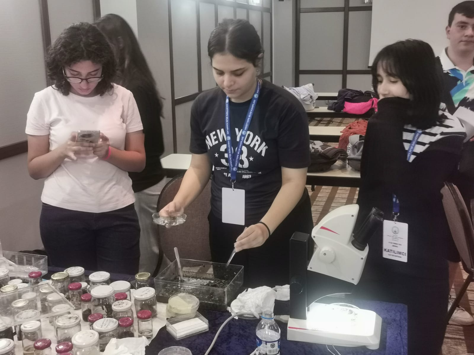 Doğa kampında arazi keşfi